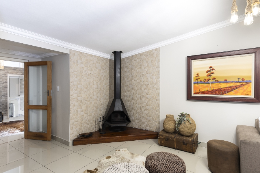 To Let 4 Bedroom Property for Rent in Heldervue Western Cape